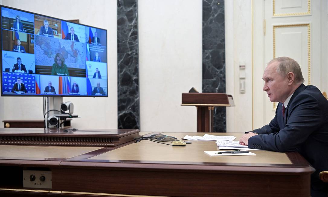 Vladimir Putin durante videoconference com membros do governo: ninguém sabe seu próximo passo Foto: ALEXEY NIKOLSKY / AFP