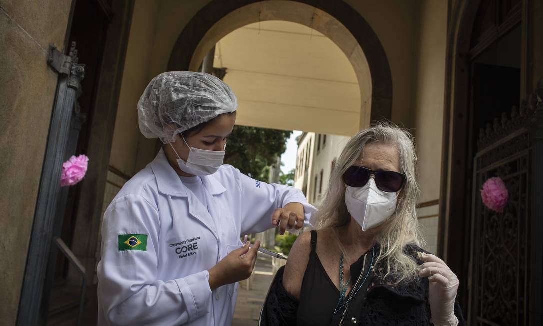 Enfermeira aplica reforço em idosa no Palácio do Catete. Foto: Márcia Foletto / Agência O Globo