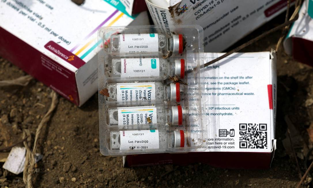 Vacinas com data de validade para novembro de 2021 no lixão de Gosa, em Abuja, na Nigéria Foto: AFOLABI SOTUNDE / REUTERS