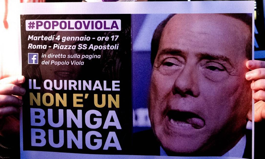 Homem ssegura cartaz onde se lê "o Quirinale não é um bunga bunga", contra a candidatura de Silvio Berlusconi à Presidência da Itália Foto: TIZIANA FABI / AFP