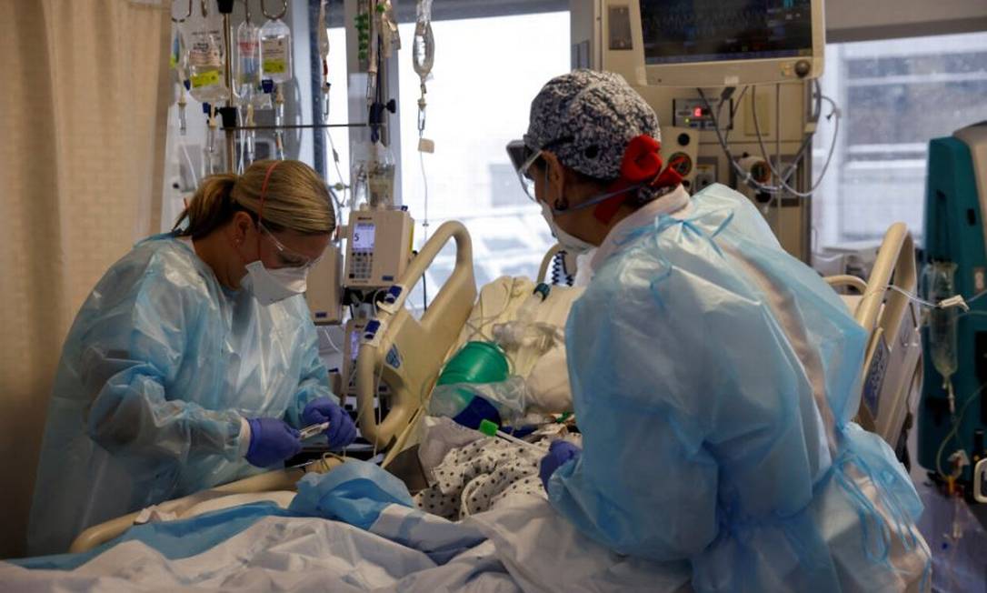 Equipe médica trata de paciente com Covid-19 em Cleveland, Ohio, nos EUA Foto: Shannon Stapleton/File / REUTERS