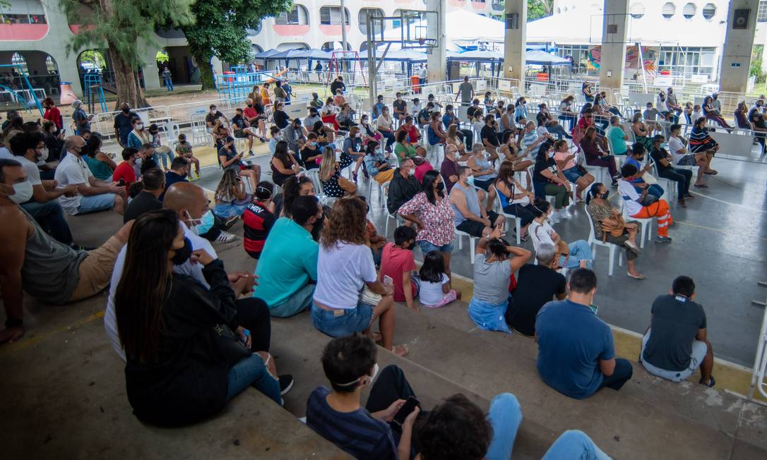 Pessoas no centro de testagem de Covid-19 montado no CIEP Nação Rubro Negra, no Leblon, zona sul do Rio de Janeiro. Foto: Vanessa Ataliba/Zimel Press / Agência O Globo