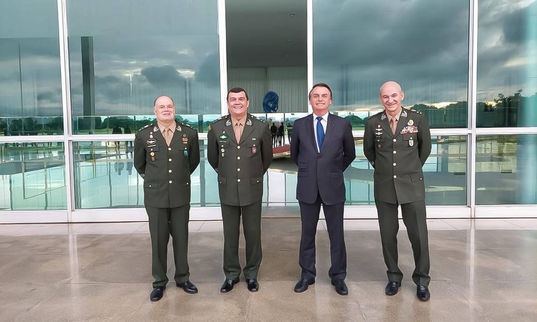 O comandante do Exército, Paulo Sérgio Nogueira de Oliveira, e o presidente Jair Bolsonaro, no Palácio da Alvorada Foto: Divulgação/Exército