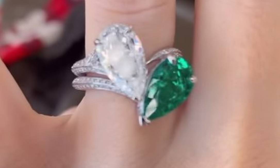 Diamante e esmeralda simbolizam nascimentos dos noivos, segundo Kelly. Foto: Reprodução