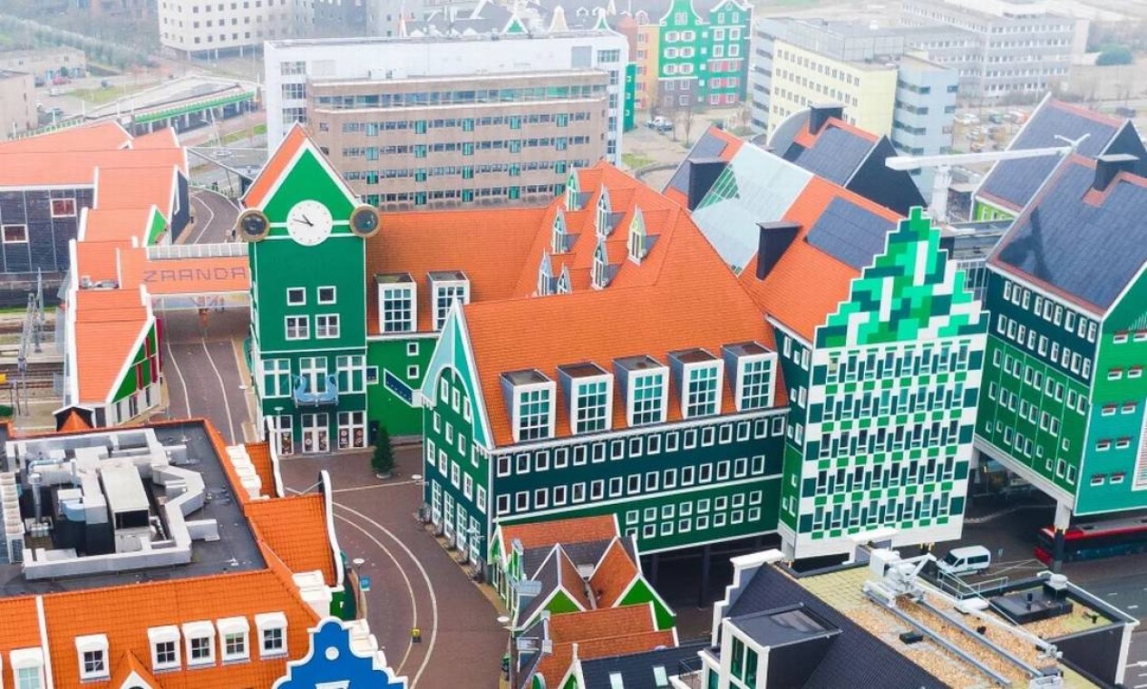 Outros prédios do centro de Zaandam remetem ao estilo arquitetônico da cidade holandesa, conhecida por suas casinhas verdes Foto: Reprodução