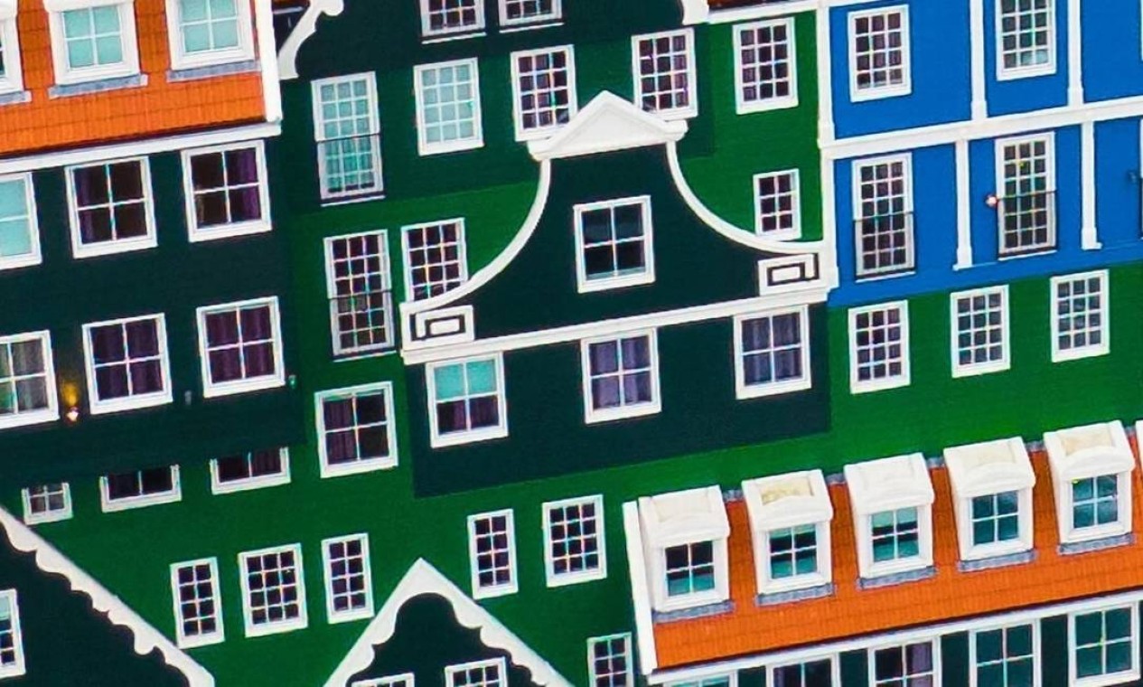 O Hotel Inntel Amsterdam Zaandam, em Zaandam, na Holanda, é famoso por seu projeto arquitetônico, que combina 70 fachadas de casinhas no tradicional estilo da região Foto: Reprodução