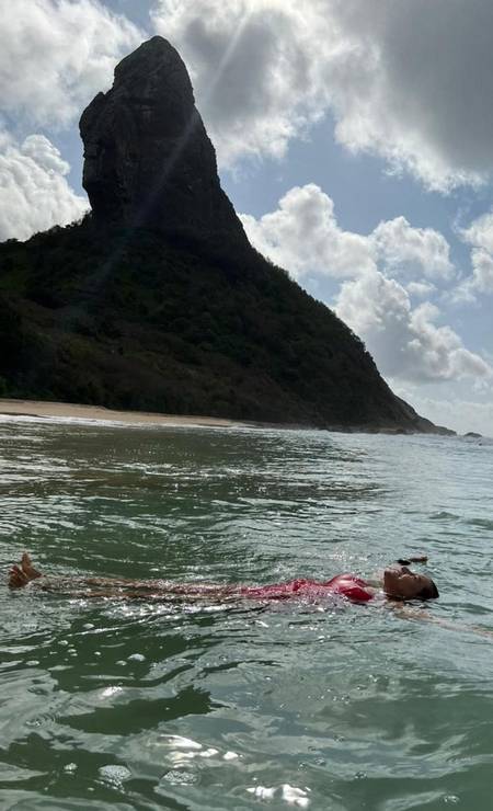 Narcisa toma banho de mar em Fernando de Noronha Foto: Reprodução