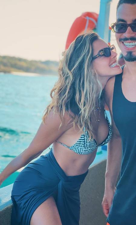 Giovanna Lancelloti e namorado em passeio de barco por Noronha Foto: Reprodução