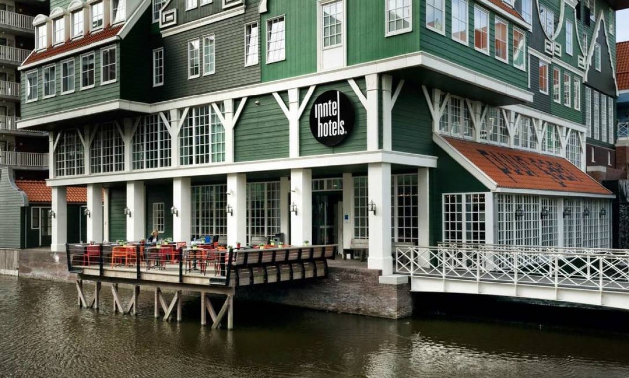 O hotel fica às margens do Rio Zaan, que dá nome à cidade de Zaandam Foto: Reprodução