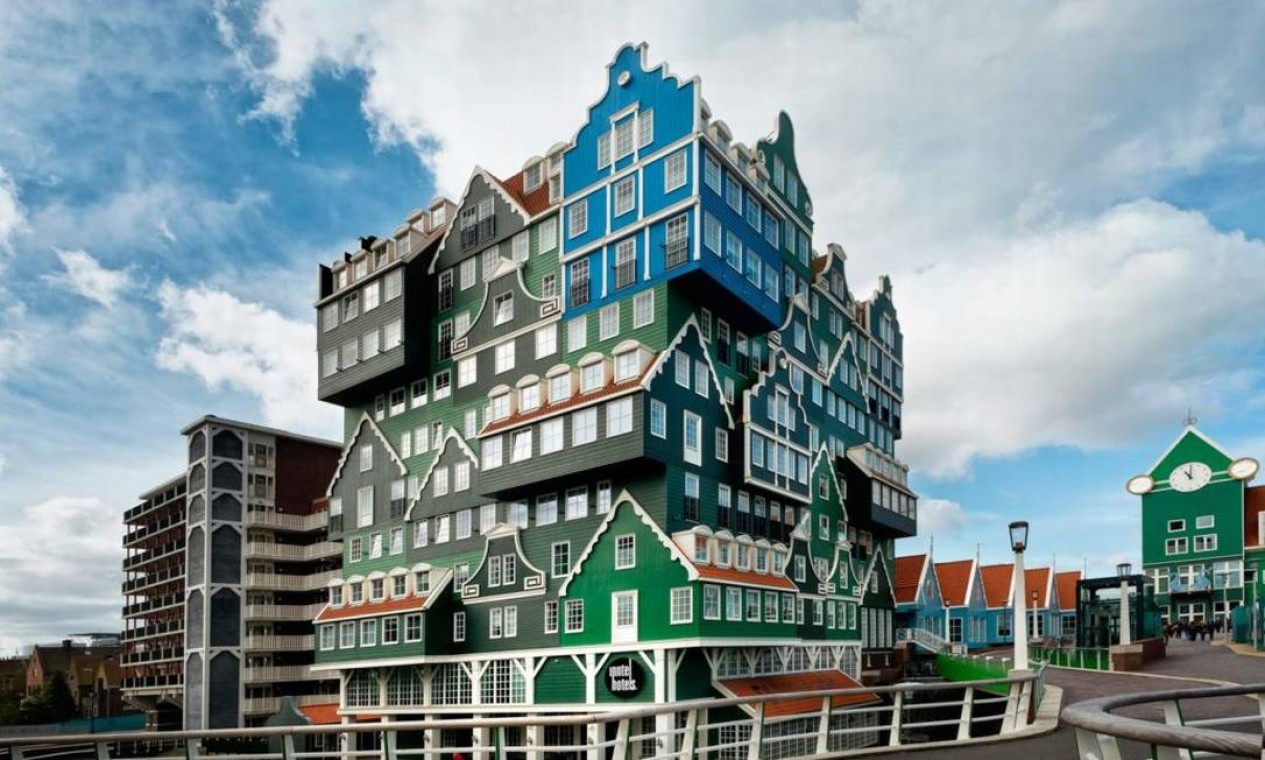 O Hotel Inntel Amsterdam Zaandam, em Zaandam, na Holanda, é famoso por seu projeto arquitetônico, que combina 70 fachadas de casinhas no tradicional estilo da região Foto: Reprodução