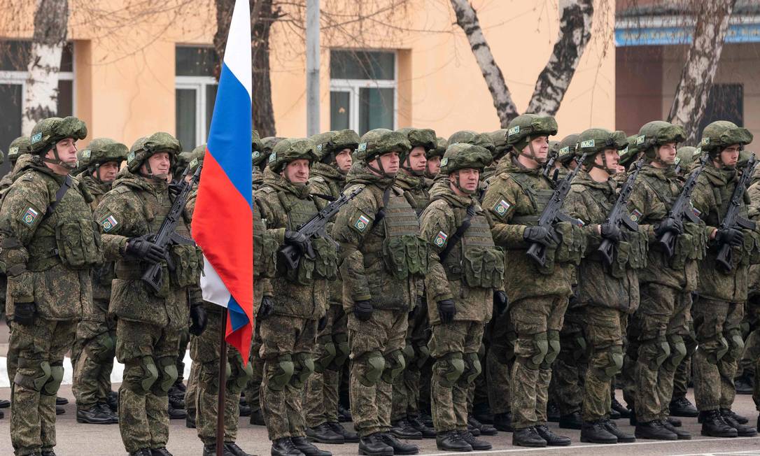 Soldados russos da Organização do Tratado de Segurança Coletiva (OTSC) participam de uma cerimônia que marca o fim da missão da aliança em Almaty, no Cazaquistão Foto: ALEXANDR BOGDANOV / AFP