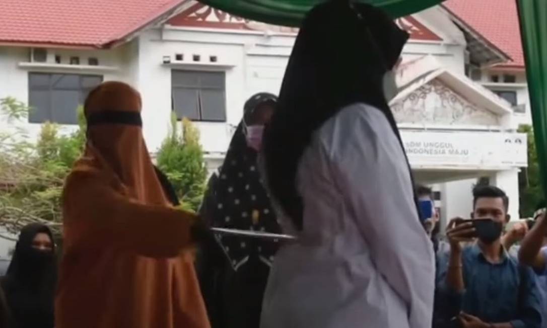Mulher é açoitada em punição pública na Indonésia Foto: Reprodução