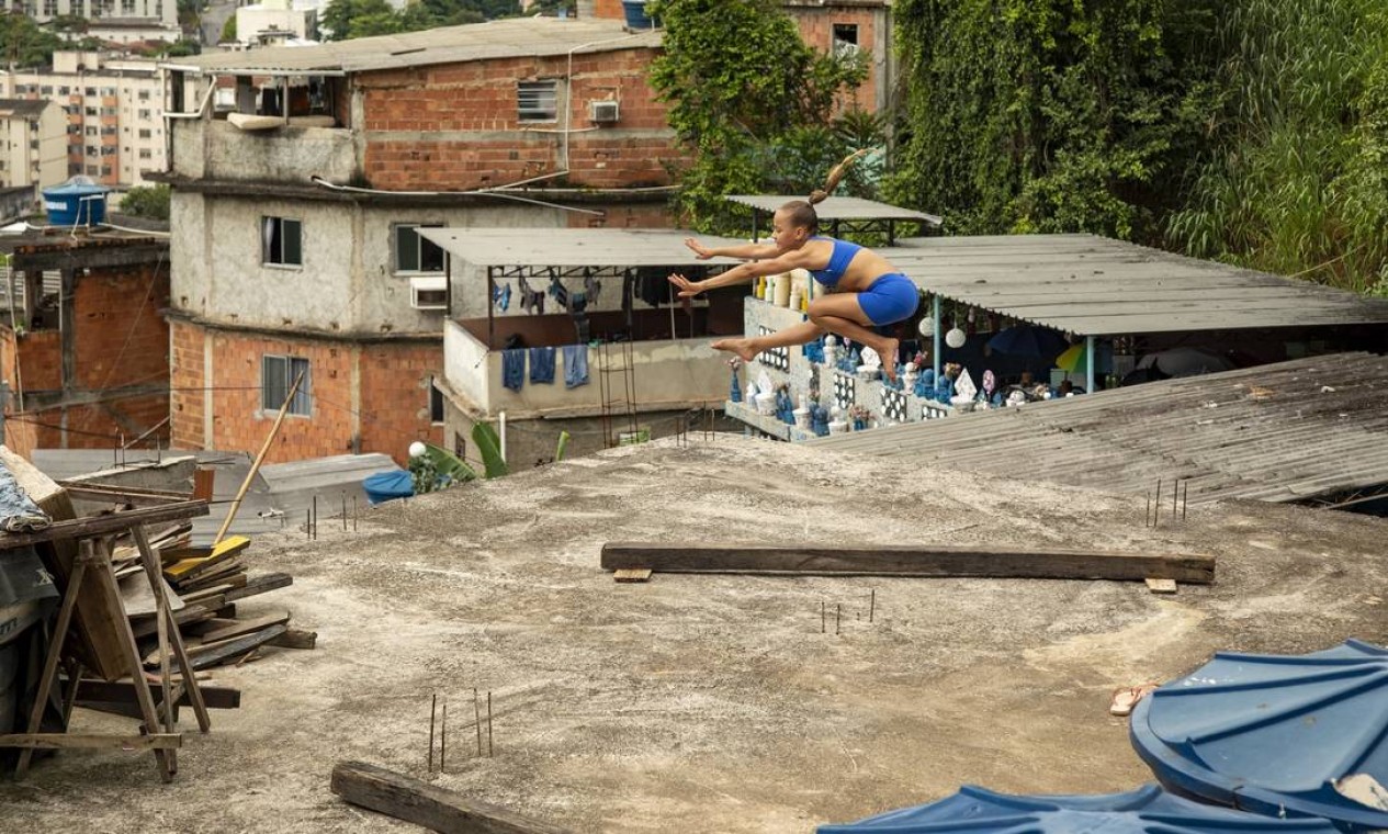 Ana Luisa ensaia com equipamentos improvisados sobre uma lage em favela da Tijuca Foto: Ana Branco / Agência O Globo