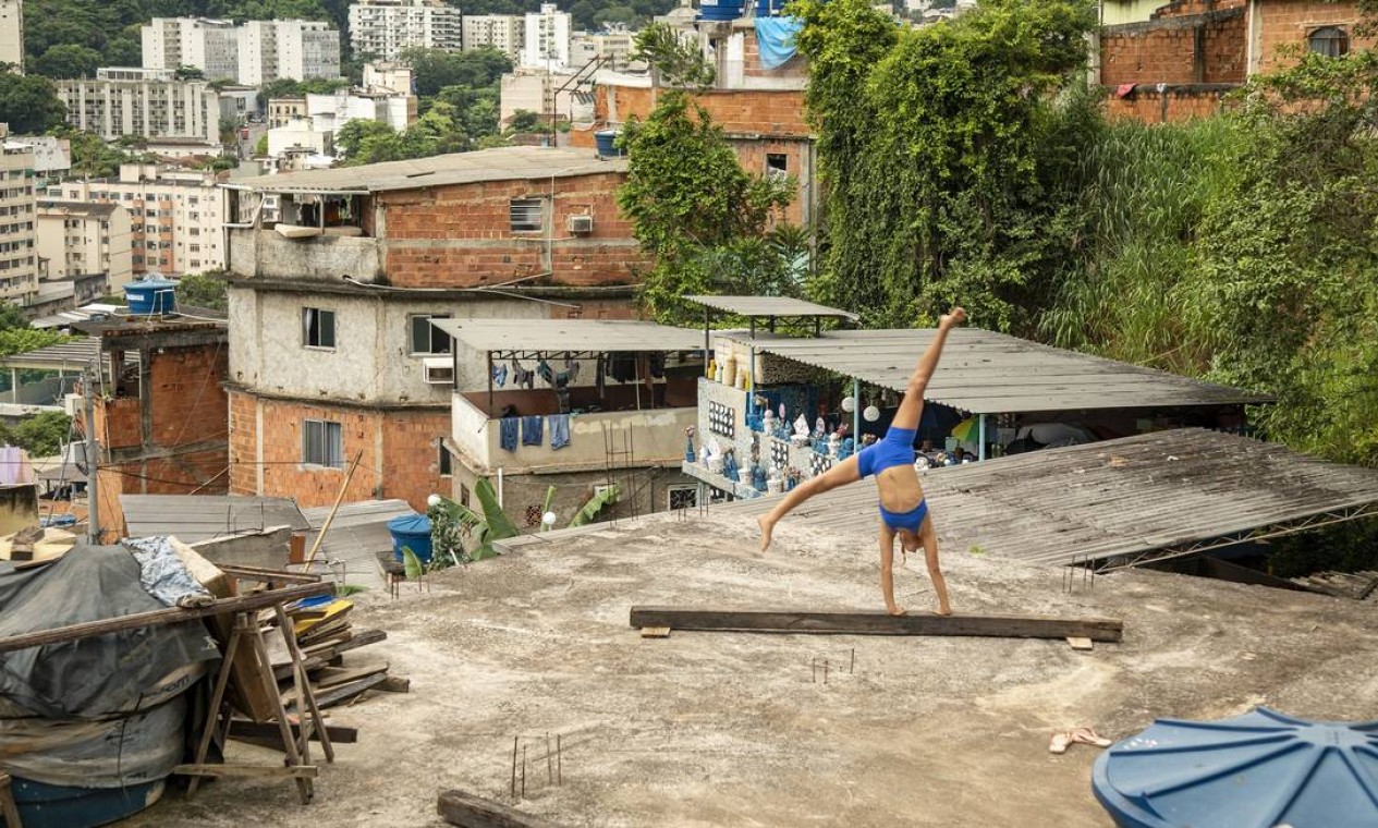 Vídeo da jovem treinando movimentos de ginástica artística sobre uma laje no Morro do Borel, na Tijuca, Zona Norte do Rio, viralizou nas redes sociais Foto: Ana Branco / Agência O Globo