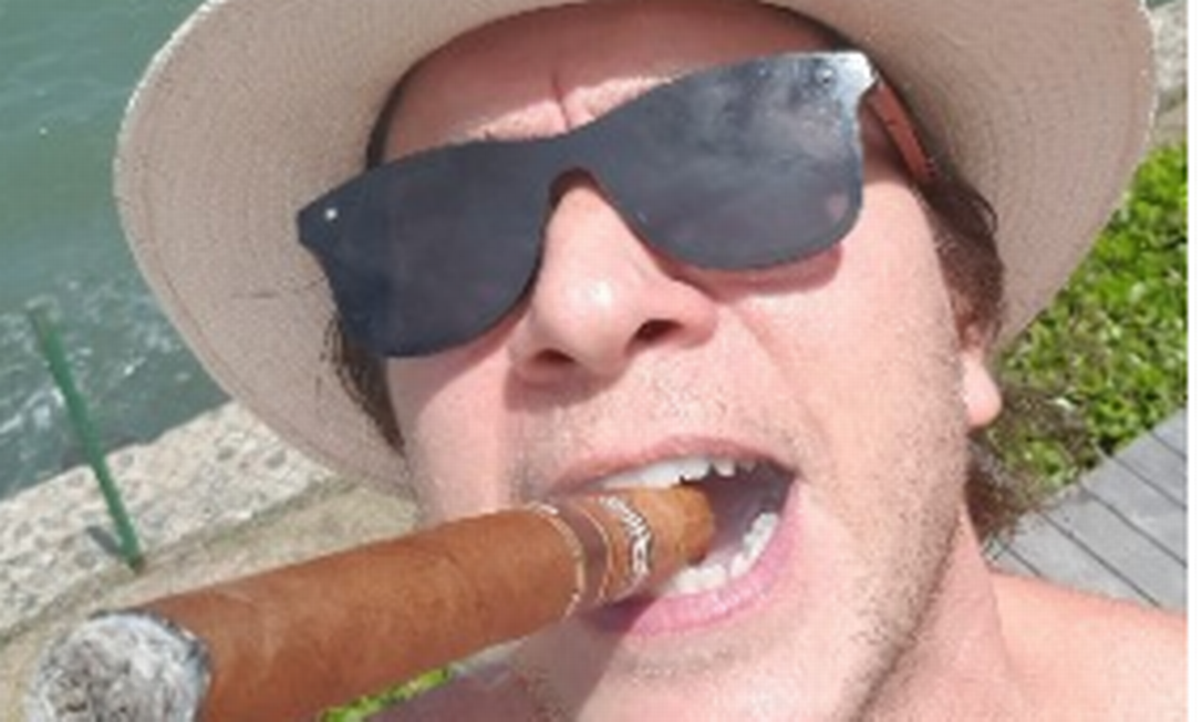 Delegado Mauricio Demetrio ostenta hábitos caros, como o de fumar charutos cubanos Foto: Reprodução 
