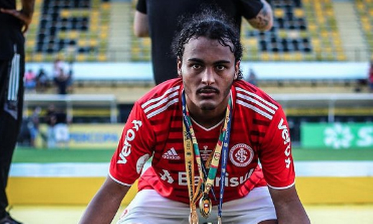 Meio-campista do Inter, Estevão foi destaque em vitória contra o São Raimundo-RR, estreia do clube no torneio Foto: Reprodução/Redes Sociais