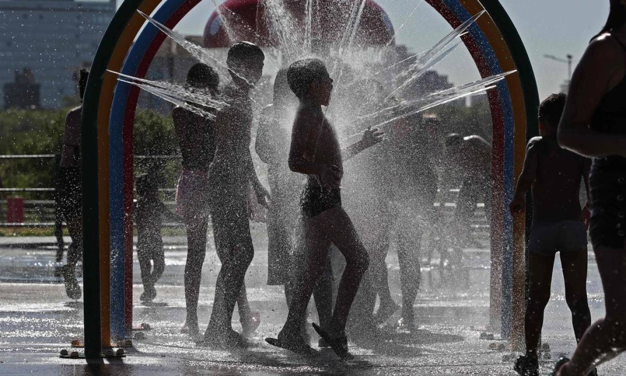 Crianças se refrescam no Parque Parque das Crianças, em Buenos Aires, durante intensa onda de calor que atinge a região metropolitana da capital argentina Foto: ALEJANDRO PAGNI / AFP