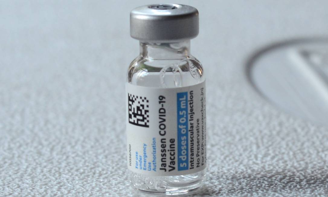 Frasco da vacina da Janssen aplicada no Brasil. Foto: FramePhoto / Agência O Globo