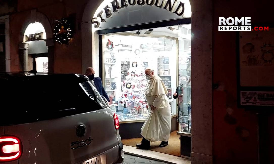 Papa Francisco ao sair de loja de discos em Roma, na Itália Foto: ROME REPORTS / via REUTERS