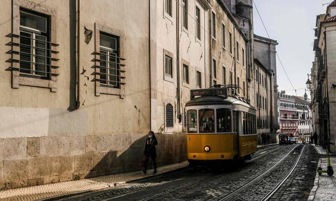 Bonde elétrico passa por rua em Lisboa, em dezembro de 2021 Foto: PATRICIA DE MELO MOREIRA / AFP