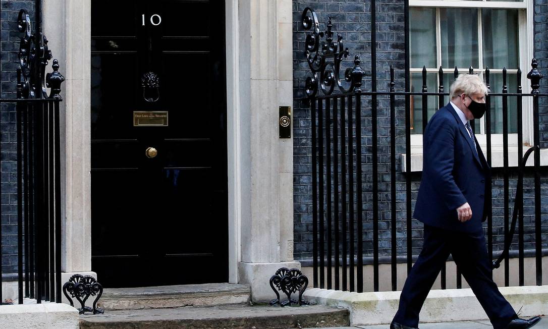 O primeiro-ministro Boris Johnson deixa Downing Street n 10, onde aconteceram festas que agora o deixam com problemas políticos Foto: PAUL CHILDS / REUTERS/12-01-2022