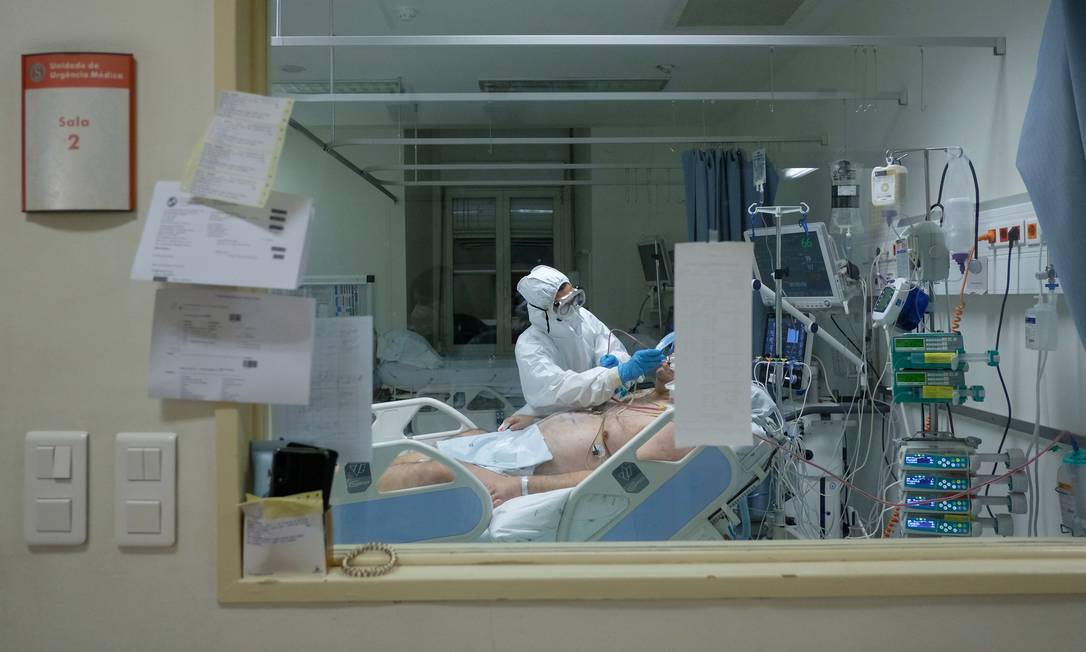 Enfermeira trata paciente com Covid em Lisboa. Pandemia levou mais pessoas a buscarem atendimento Foto: PEDRO NUNES / REUTERS/19-02-2021