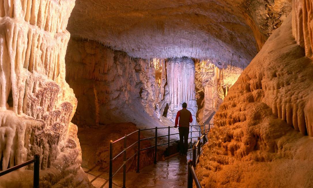 Cavernas de Predjama, na Eslovênia Foto: Turismo da Eslovênia / Divulgação