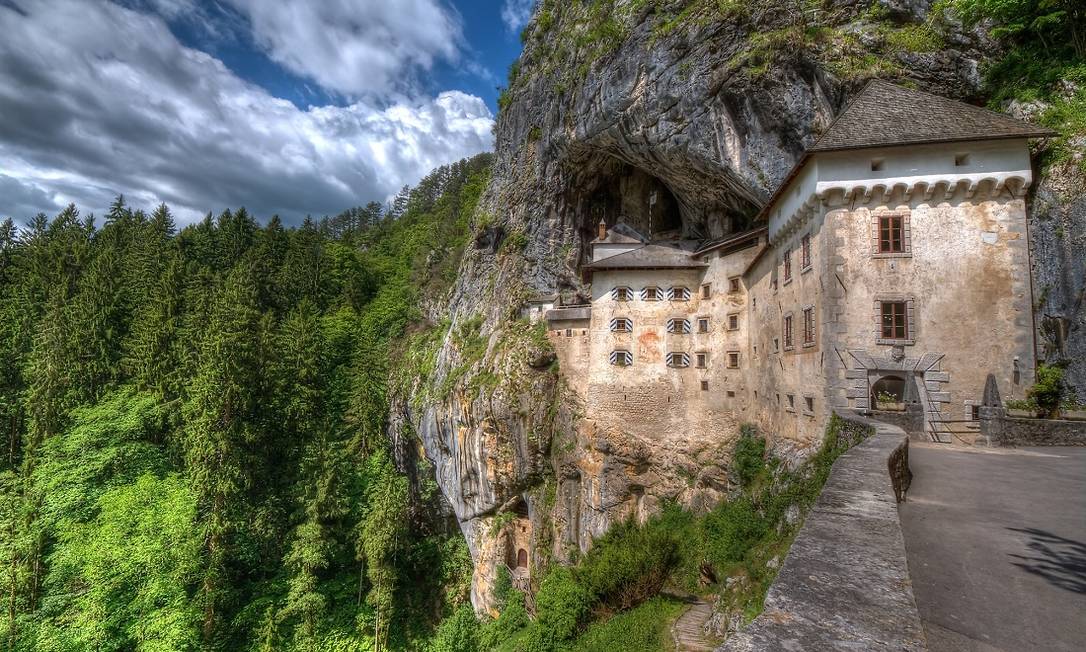 Castelo de Predjama, na Eslovênia Foto: Turismo da Eslovênia / Divulgação