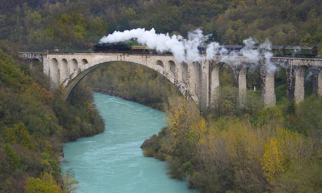 Trem passa sobre a ponte Solkan, que cruza o Rio Soca, num dos trechos mais bonitos da Ferrovia Bohinj, que liga os Alpes eslovenos ao Mar Adriático Foto: Turismo da Eslovênia / Divulgação