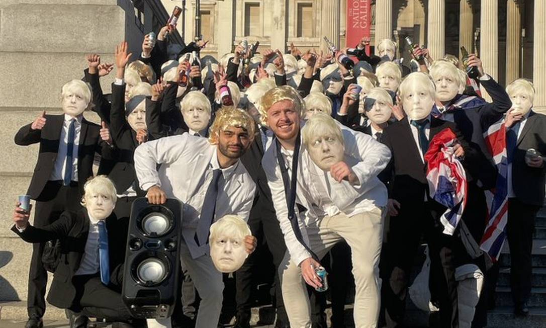 Grupo protestou contra o primeiro-ministro britânico Boris Johnson Foto: Reprodução/Redes sociais