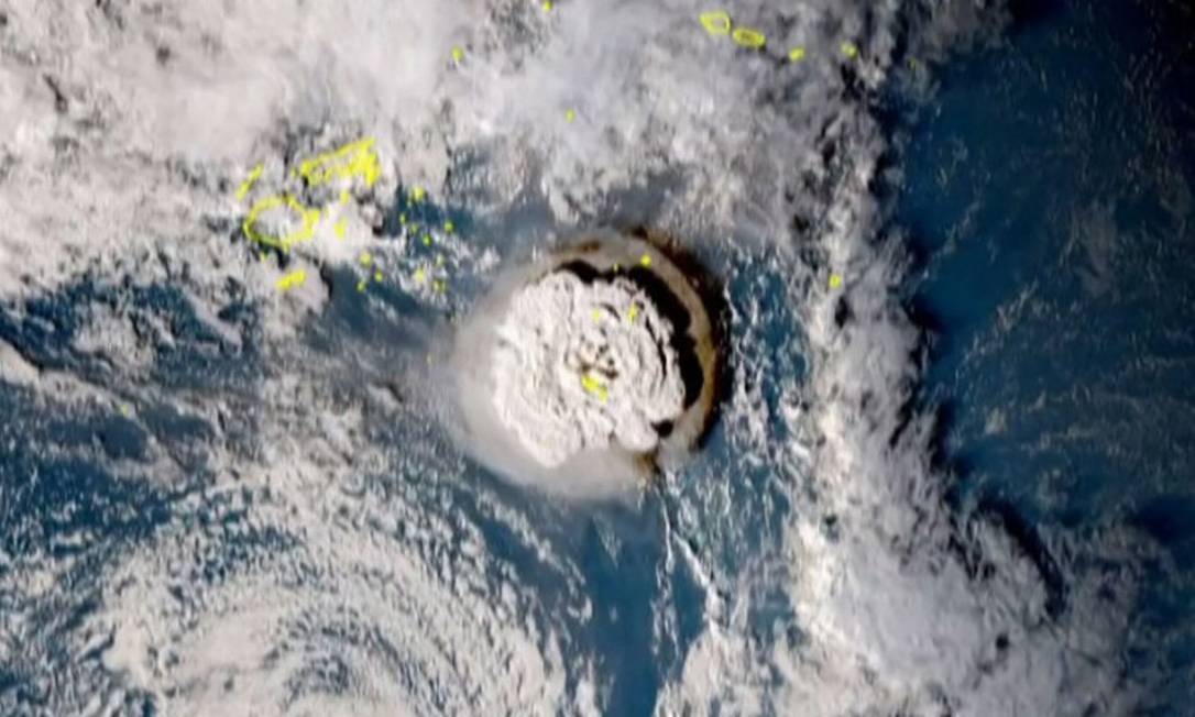 Imagem de satélite mostra momento da erupção de vulcão perto do Tonga Foto: HANDOUT / AFP