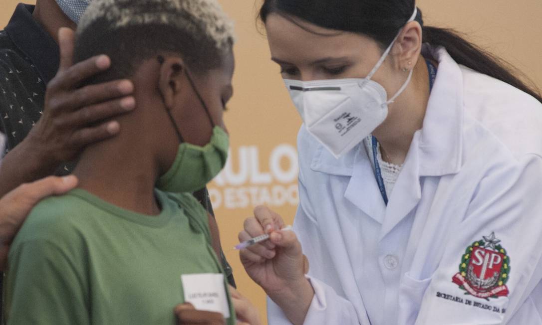 Criança recebe dose da vacina contra a Covid: comprovante de imunização será cobrado nas escolas da rede estadual Foto: ASI / Agência O Globo
