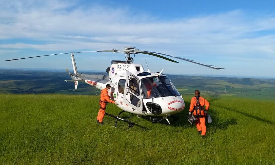 Homem que caiu de paraglider foi transportado de helicóptero para hospital em MG Foto: Divulgação/Bombeiros