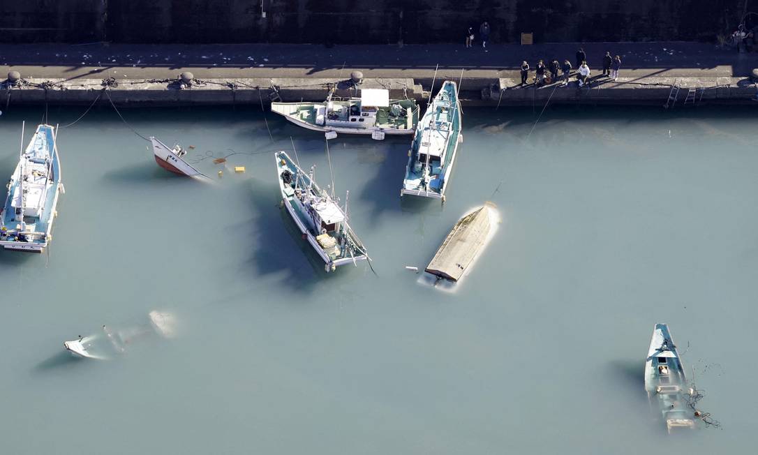 Imagem aérea mostra naufrágio de barcos provocados pela passagem do tsunami que afetou Tonga, na costa do Japão Foto: KYODO / REUTERS