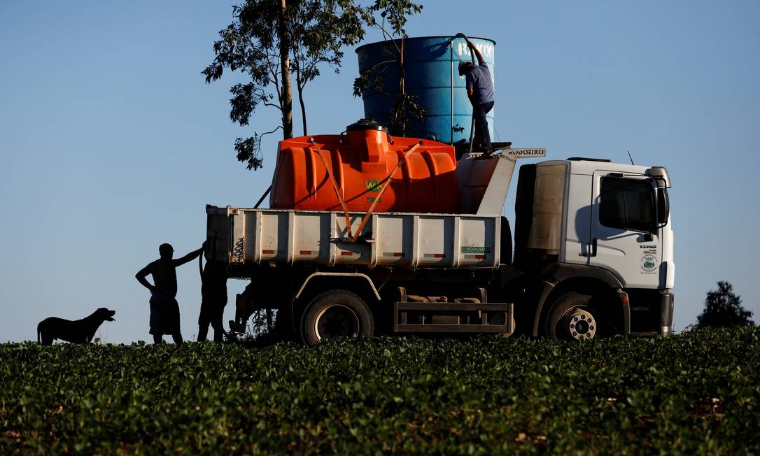 Moradores coletam água de caminhão devido aos efeitos da seca, em Passa Sete, Rio Grande do Sul, Brasil, 11 de janeiro de 2022. Foto tirada em 11 de janeiro de 2022. REUTERS/Diego Vara Foto: DIEGO VARA / REUTERS