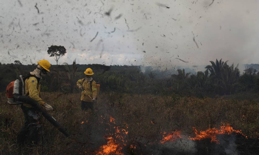 Membros da brigada de incêndio do Instituto Brasileiro do Meio Ambiente e dos Recursos Naturais Renováveis (IBAMA) tentam controlar pontos quentes durante um incêndio na floresta amazônica do Brasil, em Apui, estado do Amazonas, Brasil, 5 de setembro de 2021. Foto: BRUNO KELLY / REUTERS