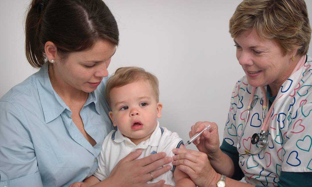 Pediatra aplica vacina em criança pequena nos EUA Foto: CDC