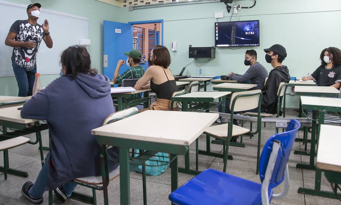 Aula de reforço em escola no Morumbi, em São Paulo; rede estadual vai permitir reunião de estudantes que não apresentaram as atividades necessárias no ano passado Foto: Edilson Dantas / Agência O Globo