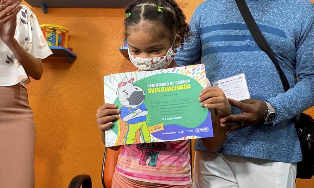 Maria Antônia, de 11 anos, tem síndrome de Down e foi a primeira criança vacinada em Recife Foto: Agência O Globo