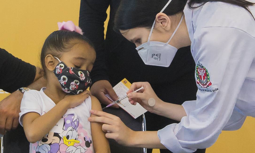 Criança recebe vacina contra Covid-19 no Brasil Foto: Edilson Dantas / Agência O Globo