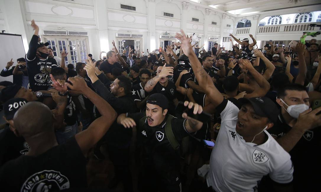 Torcida do Botafogo comemora votação a favor da SAF Foto: Vitor Silva / Agência O Globo