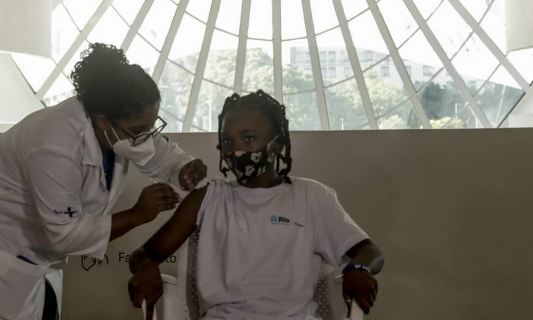 Marion Timóteo, de 11 anos, foi a primeira criança vacinada na cidade do Rio Foto: Gabriel de Paiva / Agência O Globo