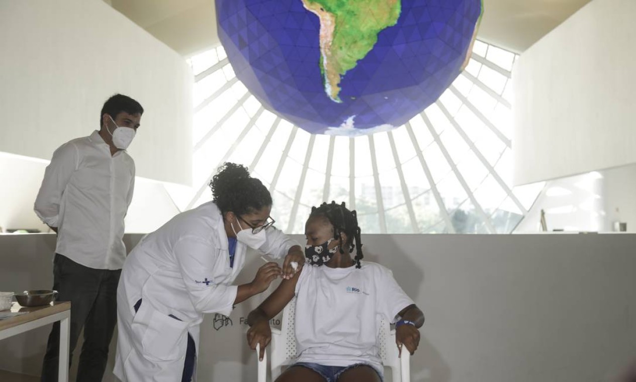 Primeira vacinada, Marion Timóteo Barbosa, de 11 anos Foto: Gabriel de Paiva / Agência O Globo