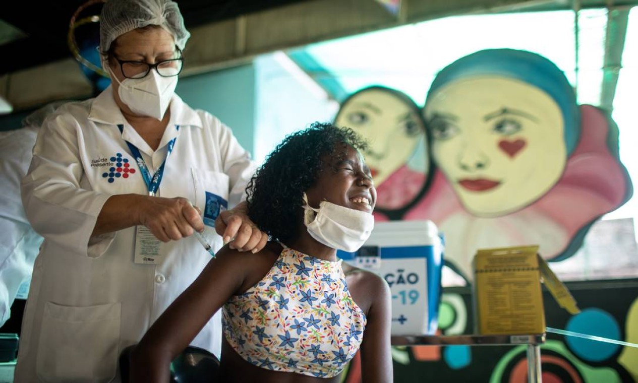 Primeiro grupo a ser vacinado: meninas de 11 anos. Meninos da mesma idade poderão se vacinar amanhã (18) Foto: Brenno Carvalho / Agência O Globo