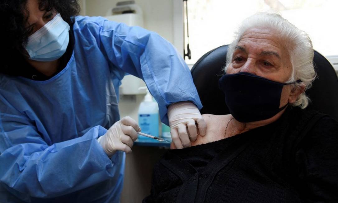 Covid-19: Grécia impõe multa mensal para idosos que recusarem vacina