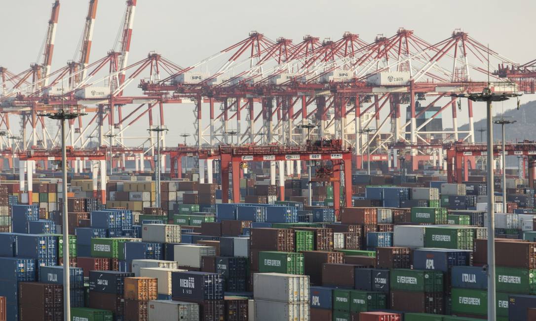 Novos lockdowns para conter avanço da Ômicron na China podem piorar situação em portos marítimos e em fábricas, trazendo mais problemas à cadeia de surprimentos global Foto: Qilai Shen / Qilai Shen/Bloomberg