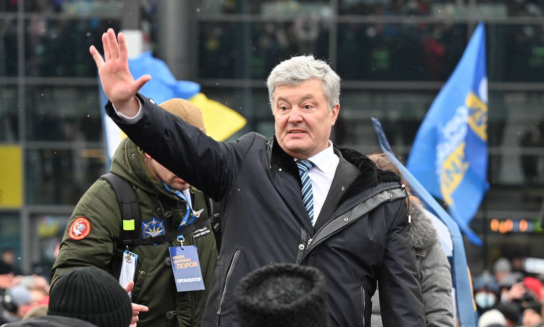 O ex-presidente da Ucrânia Petro Poroshenko acena a uma multidão fora do aeroporto em seu retorno a Kiev, onde enfrenta acusações de traição Foto: Genya Savilov / AFP