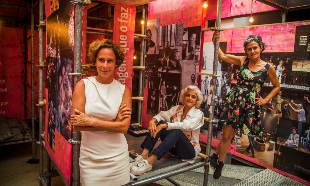 As atrizes Marieta Severo e Andréa Beltrão comemoram os 15 anos do Teatro Poeira com uma exposição idealizada por Bia Lessa Foto: Guito Moreto/Agência O Globo
