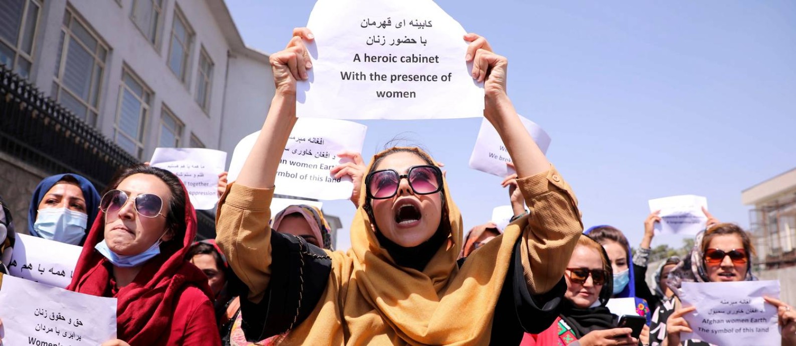 Multicultural. Afegãs protestam pela preservação dos direitos de meninas e mulheres depois da volta do Talibã: “Aspecto local é razão do feminismo ser inovador”, diz historiadora Lucy Delap Foto: STRINGER / REUTERS