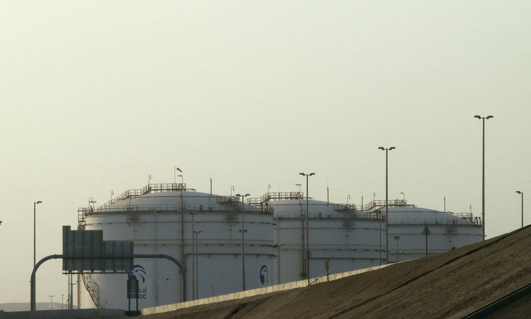 Unidade de armazenamento de petróleo da ADNOC em Musaffah, nos Emirados Árabes Unidos Foto: - / AFP